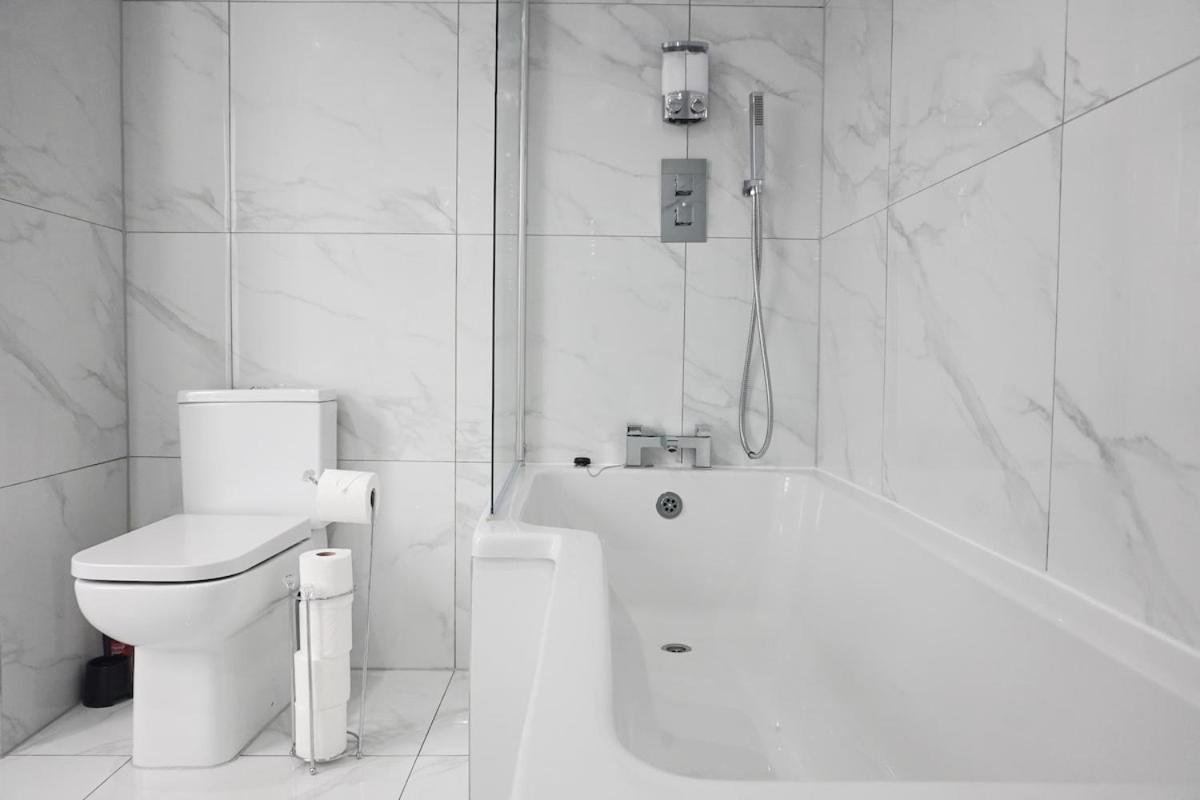 Contractors Dream, 4 Bedroom 2 Bathroom Liverpool Exteriör bild