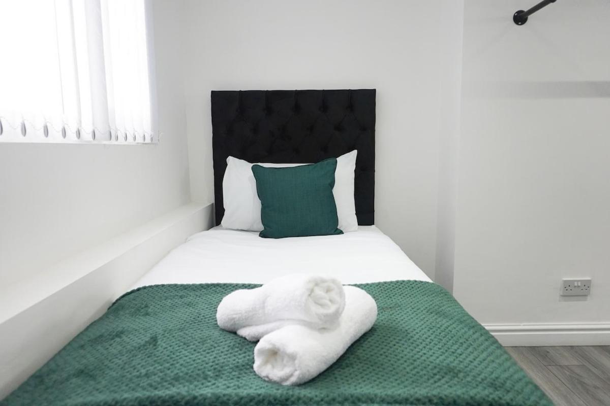 Contractors Dream, 4 Bedroom 2 Bathroom Liverpool Exteriör bild