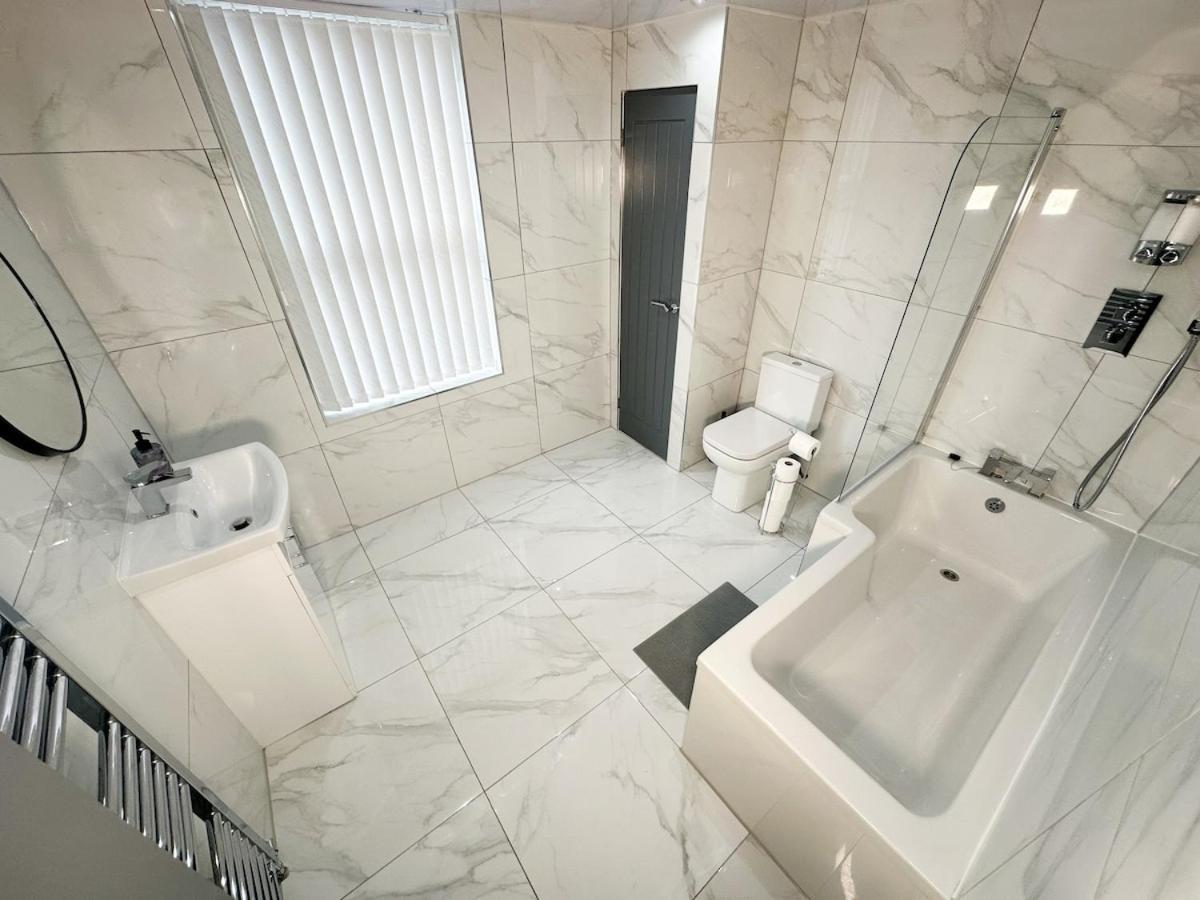 Contractors Dream, 4 Bedroom 2 Bathroom Liverpool Exteriör bild